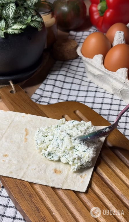 Вкусные конвертики из лаваша на перекус: внутрь добавьте много сыра