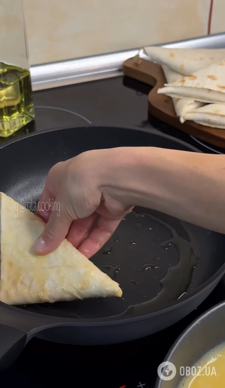 Вкусные конвертики из лаваша на перекус: внутрь добавьте много сыра