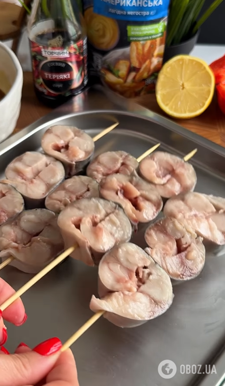 Найсмачніша запечена скумбрія рулетиками: додайте пікантний соус