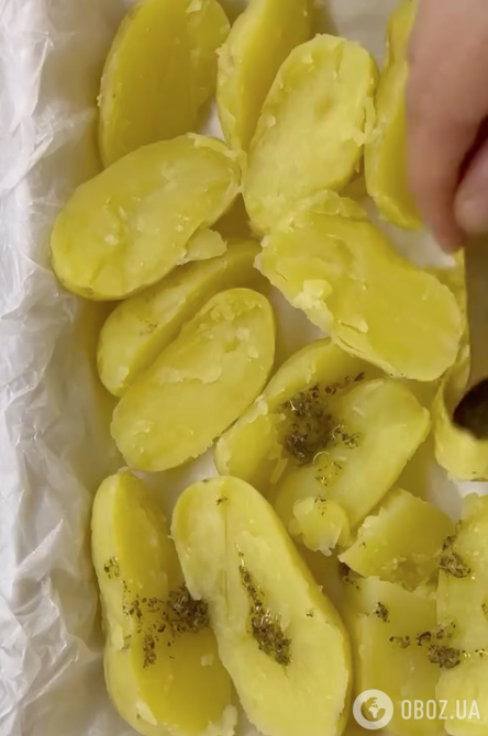 Як смачно запекти картоплю з сиром для обіду та вечері: ділимося легким рецептом