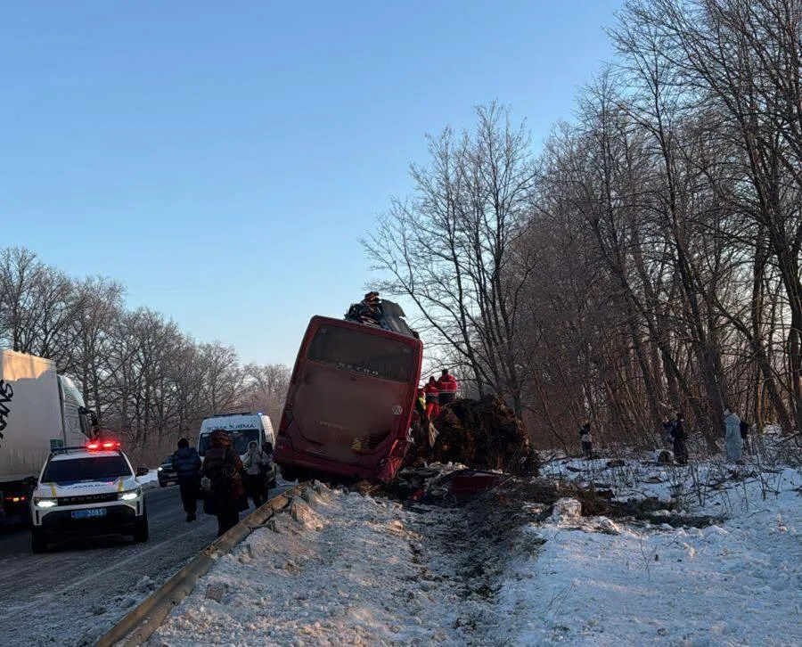 На Львовщине в ДТП попал автобус, который выполнял международный рейс: пострадали девять человек. Фото и видео