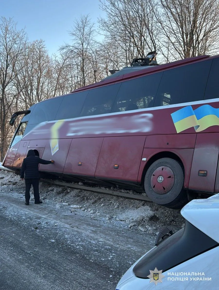 На Львовщине в ДТП попал автобус, который выполнял международный рейс: пострадали девять человек. Фото и видео
