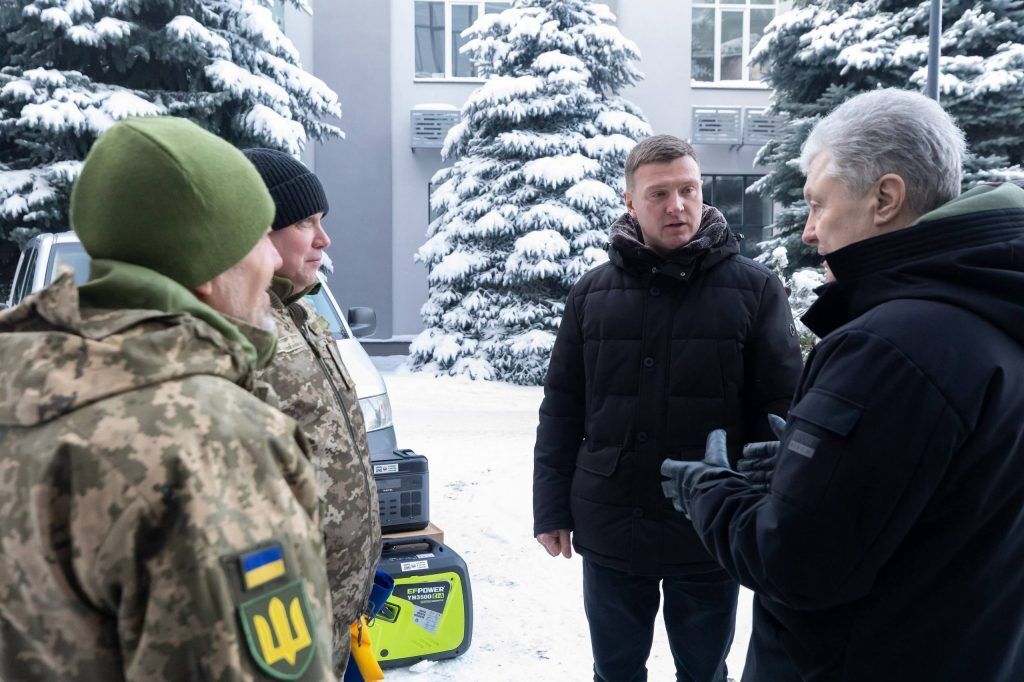 Порошенко передав допомогу військовим-зенітникам, які захищають небо Сумщини