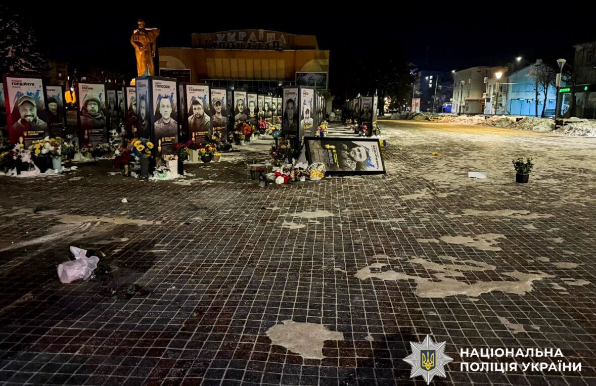 Поводилася неадекватно: у Рівному жінка осквернила портрети загиблих Героїв. Фото