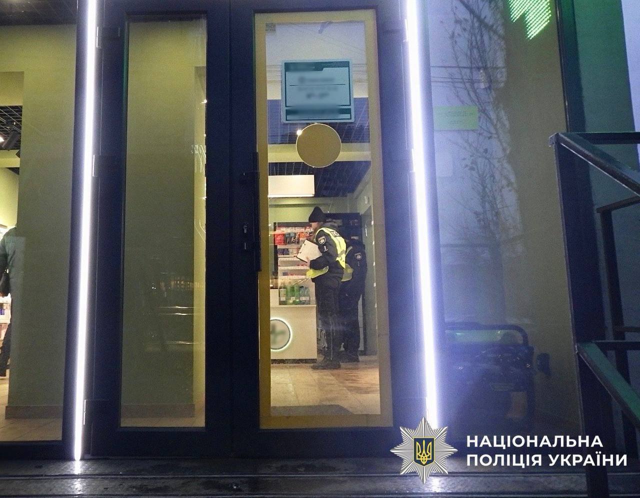 У Києві рецидивіст пограбував аптеку, щоб розрахуватись із боргами. Подробиці та фото