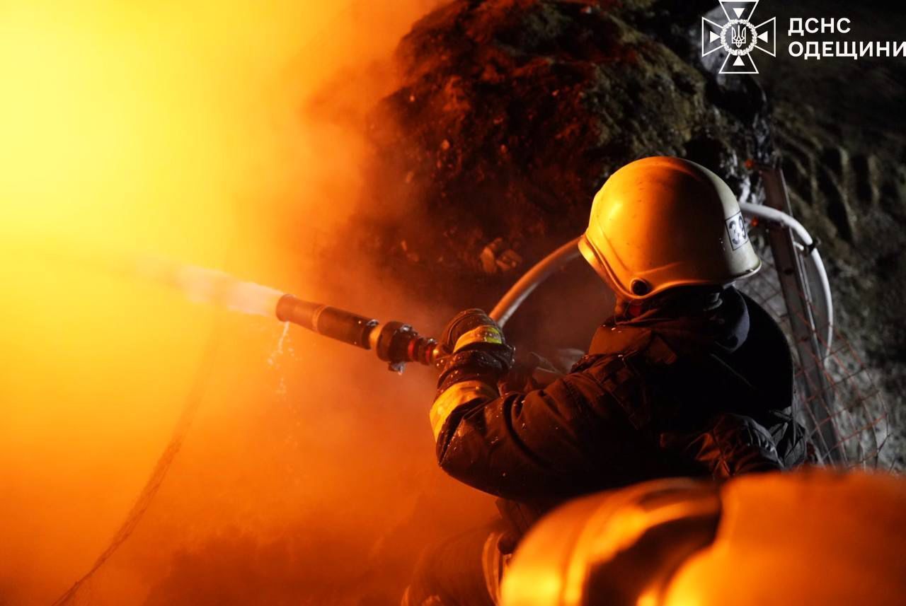 Россия нанесла удар по энергетической инфраструктуре Одесской области: произошел пожар. Фото и видео