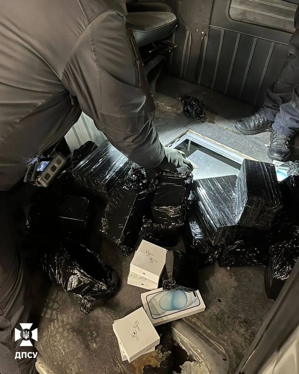 В Украину ввозили контрабанду iPhone и другой техники Apple: разоблачена масштабная схема