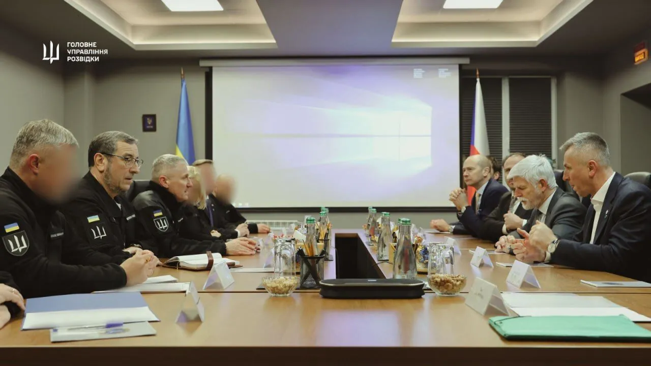 Президенту Чехии во время визита в Украину показали дроны, которые наводят ужас на россиян. Фото