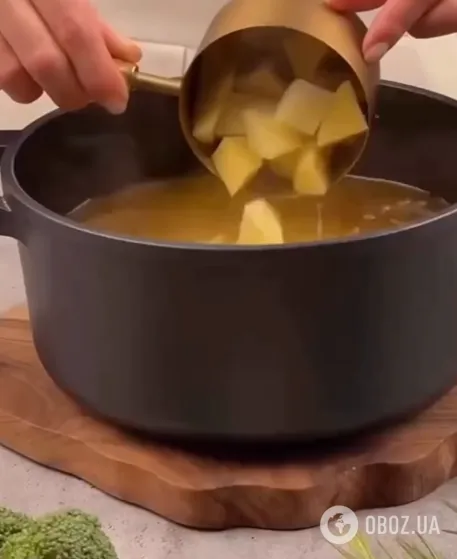 Наваристий сирний суп з куркою та броколі: ділимось рецептом поживної страви