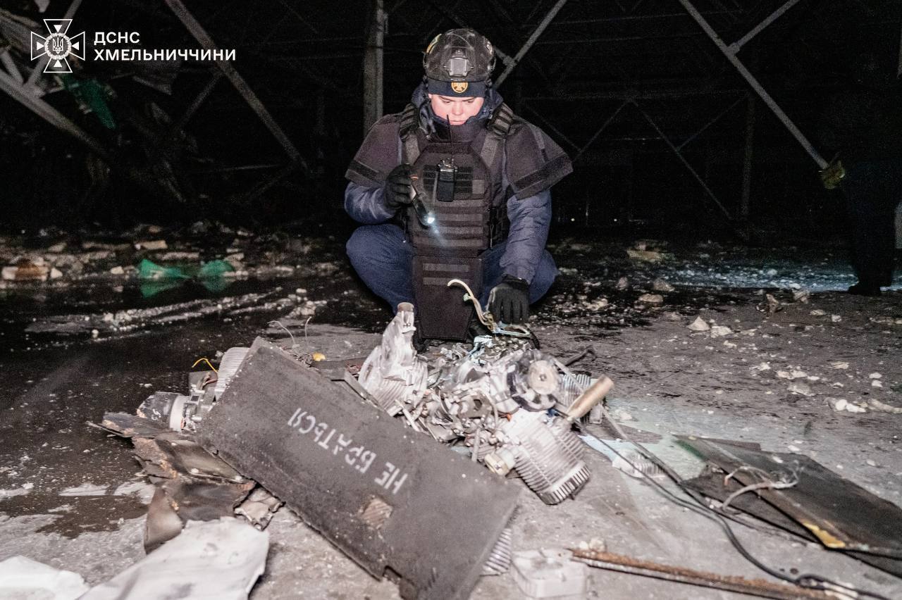 Армія Росії атакувала Хмельниччину: виникла пожежа на одному з підприємств. Фото та відео