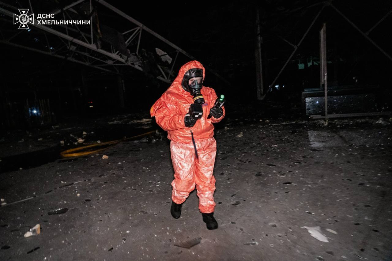 Армія Росії атакувала Хмельниччину: виникла пожежа на одному з підприємств. Фото та відео