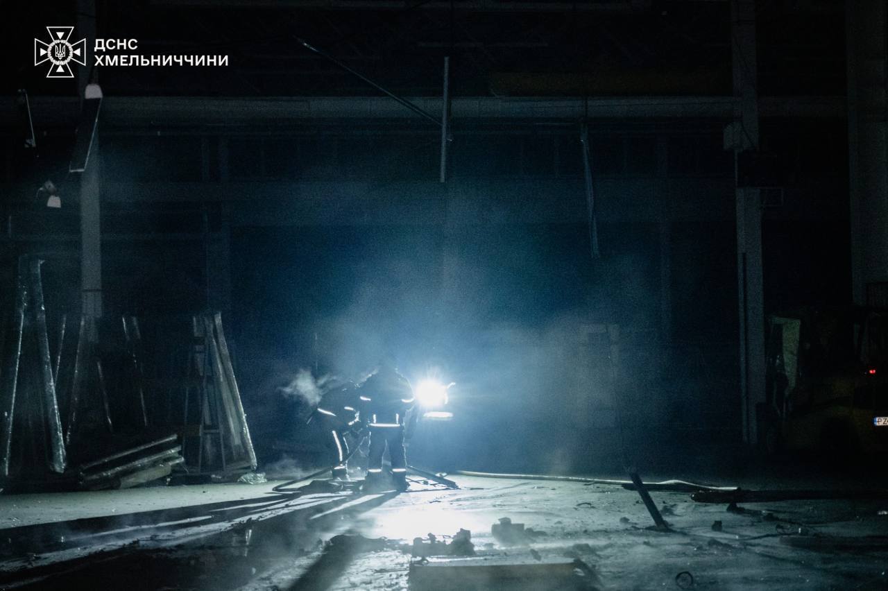 Армія Росії атакувала Хмельниччину: виникла пожежа на одному з підприємств. Фото та відео
