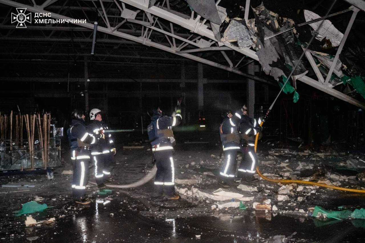 Армія Росії атакувала Хмельниччину: виникла пожежа на одному з підприємств. Фото та відео