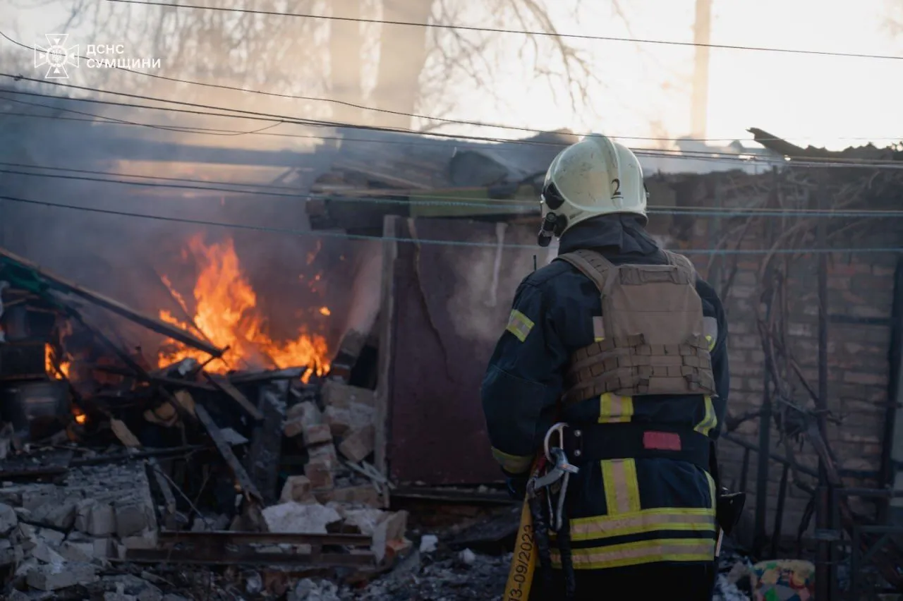 Росія обстріляла передмістя Сум КАБами і дронами: пошкоджено будинки, частина міста без води і світла. Фото і відео