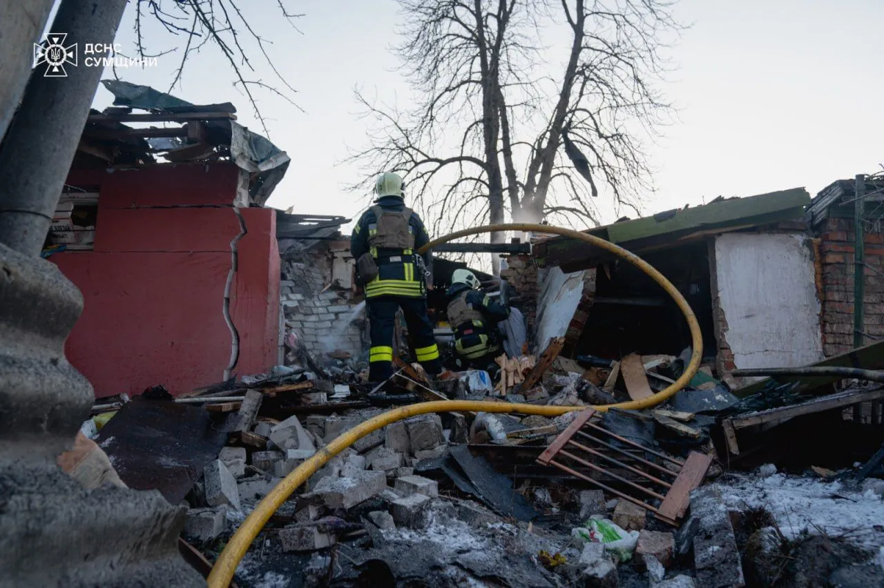 Росія обстріляла передмістя Сум КАБами і дронами: пошкоджено будинки, частина міста без води і світла. Фото і відео