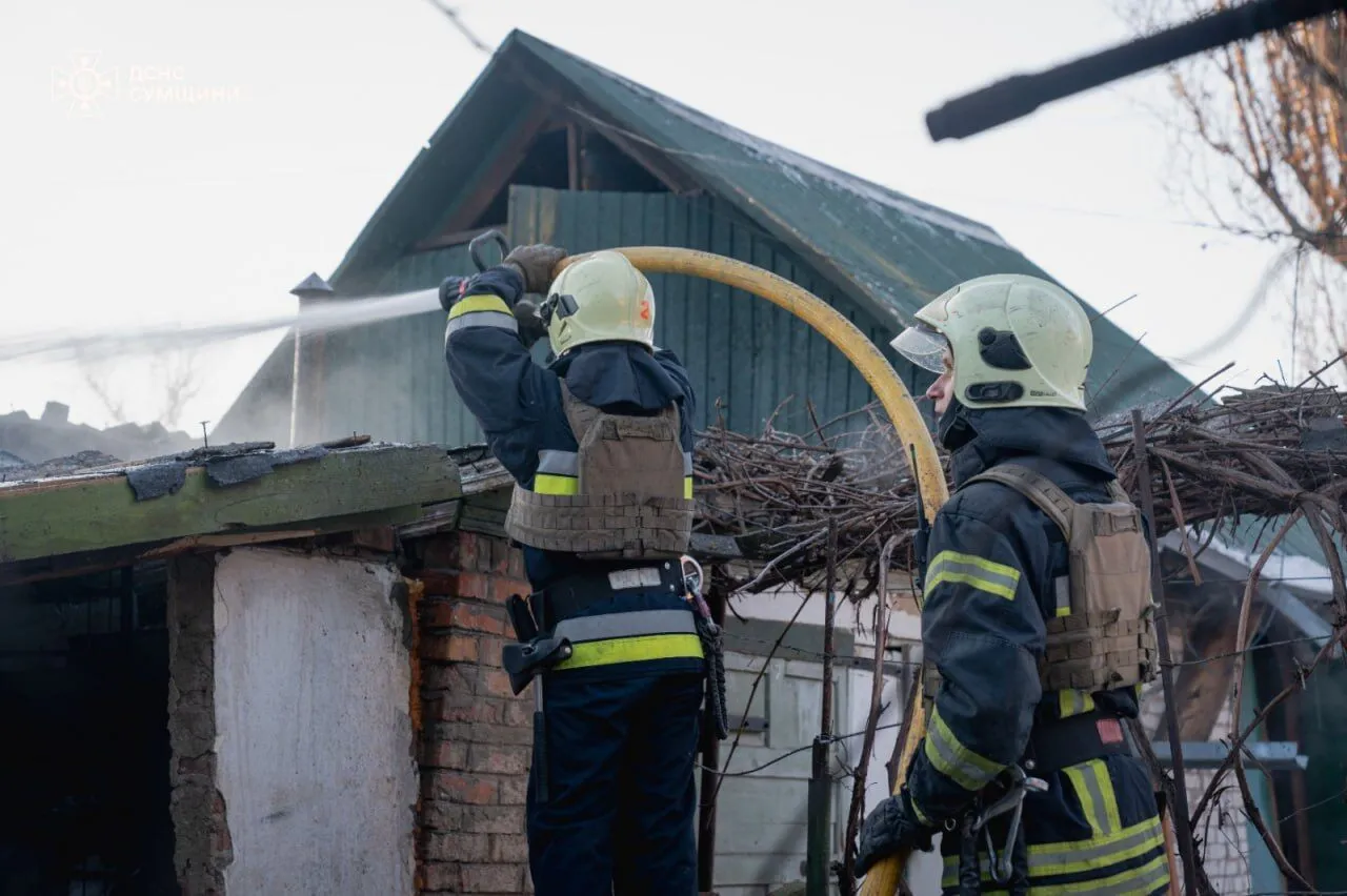 Росія обстріляла передмістя Сум КАБами і дронами: пошкоджено будинки, частина міста без води і світла. Фото і відео