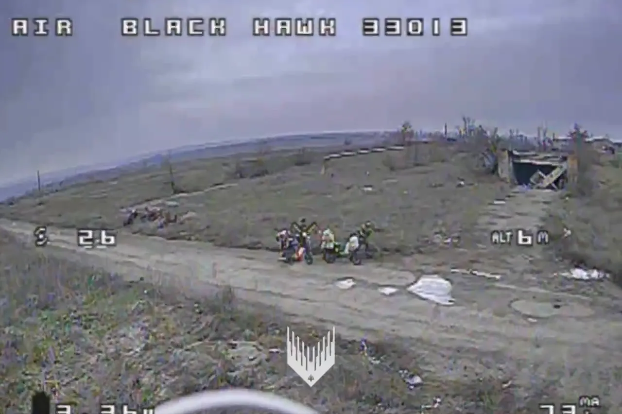 Окупант намагався збити український дрон автоматом, але той наздогнав його. Відео