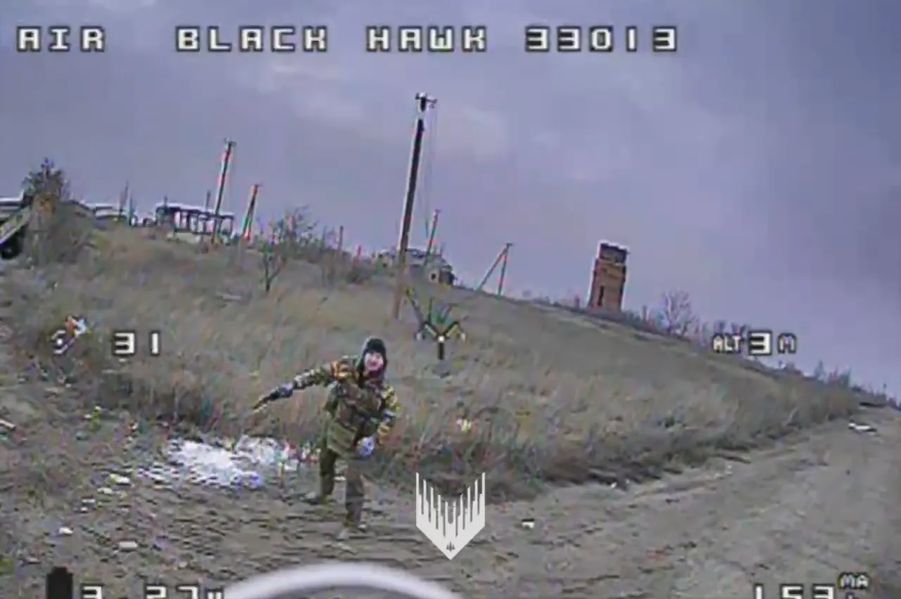 Окупант намагався збити український дрон автоматом, але той наздогнав його. Відео