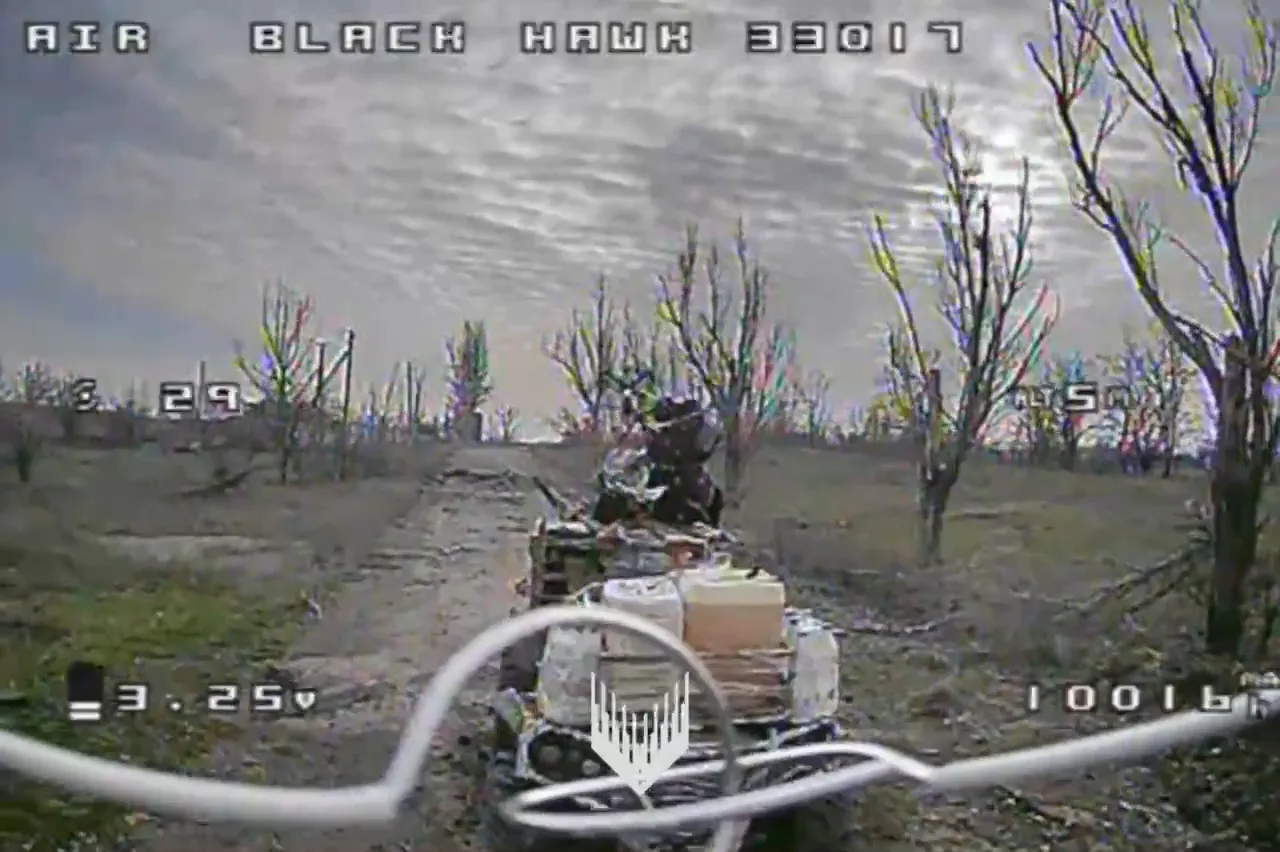 Окупант намагався збити український дрон автоматом, але той наздогнав його. Відео