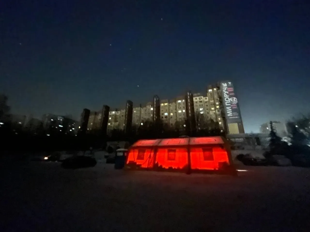 Кияни збираються на вечірки у дворах, запрошують до себе зігрітися і діляться лайфхаками: як столиця переживає блекаут