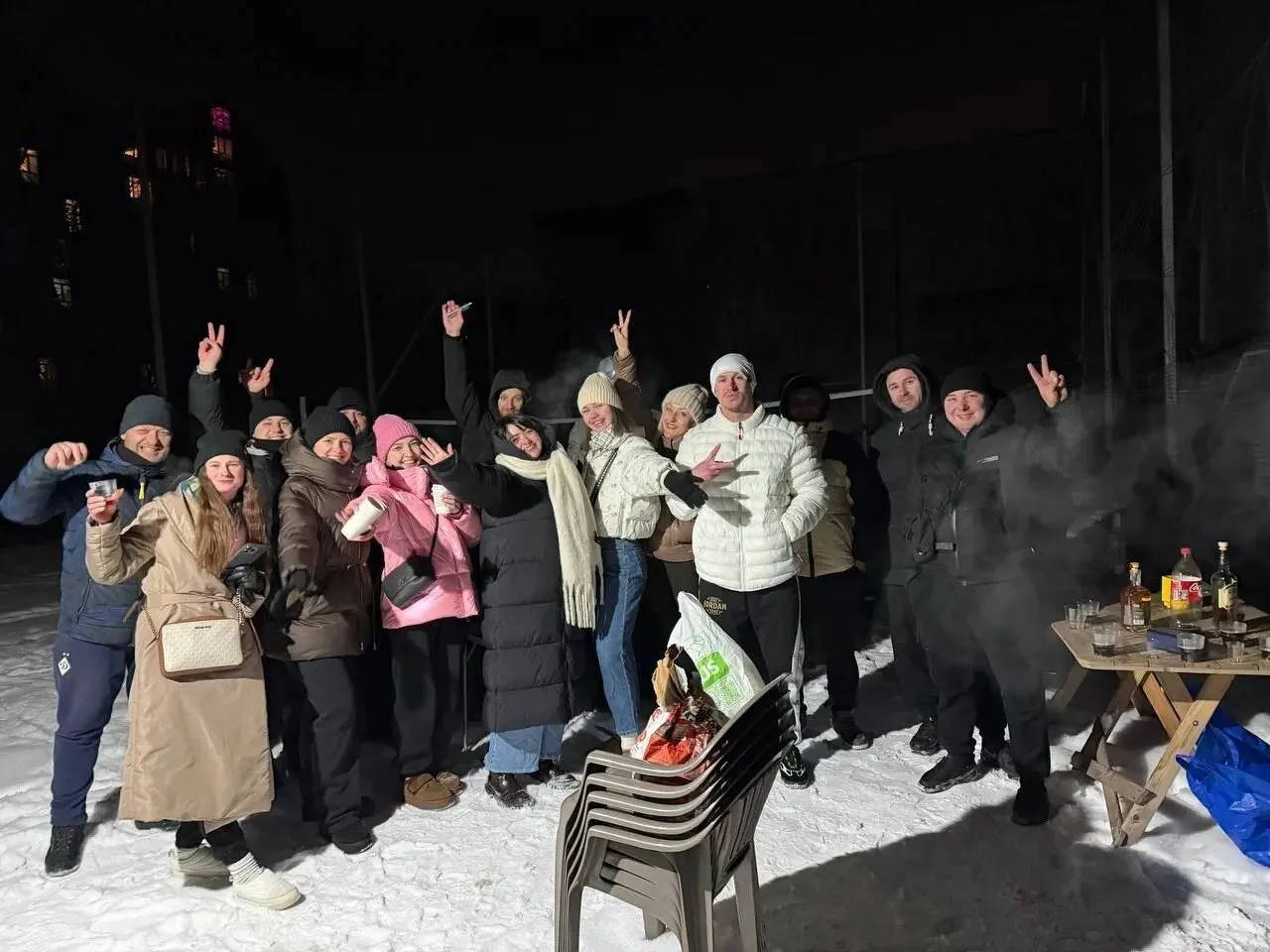 Кияни збираються на вечірки у дворах, запрошують до себе зігрітися і діляться лайфхаками: як столиця переживає блекаут