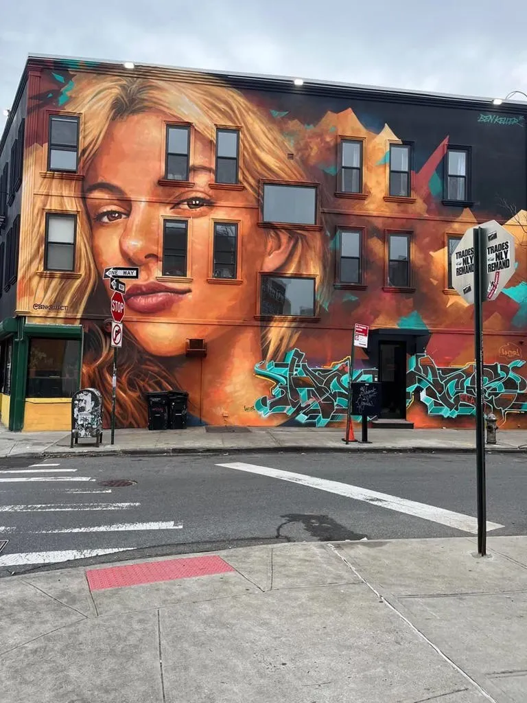 В Нью-Йорке на средства Маска создали мурал, посвященный убитой в США украинке Ирине Заруцкой. Фото