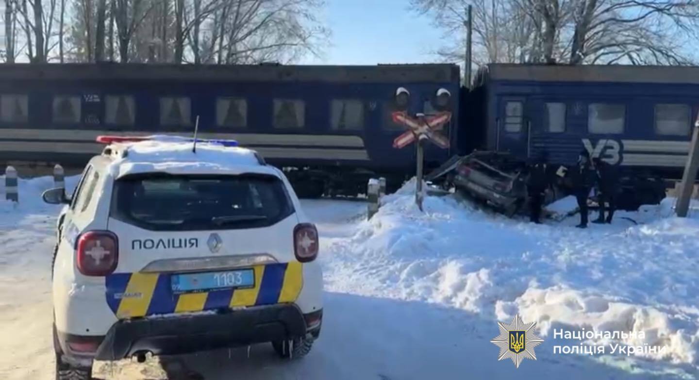 На Прикарпатті потяг протаранив авто: серед постраждалих – дитина. Фото