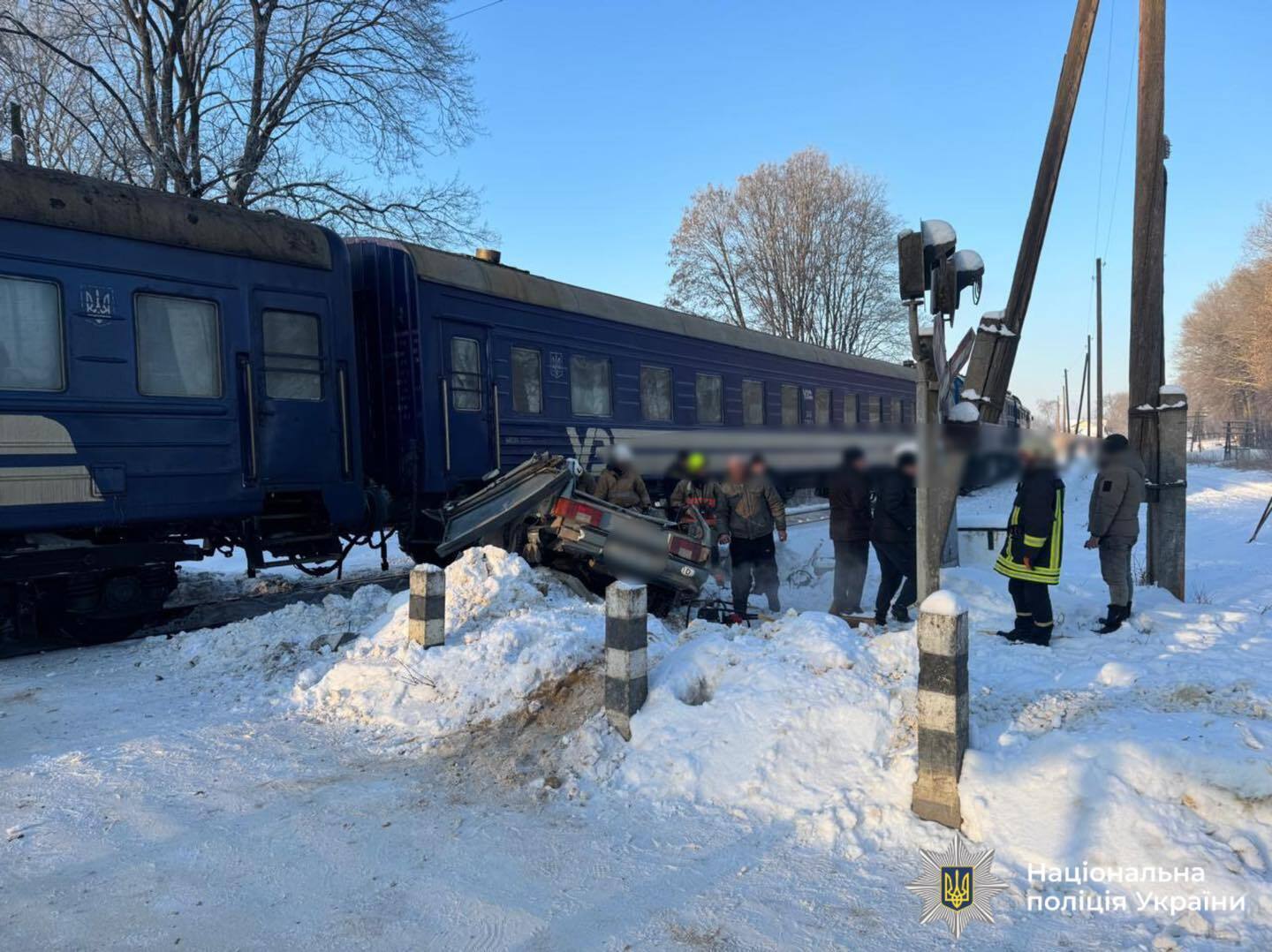 На Прикарпатті потяг протаранив авто: серед постраждалих – дитина. Фото