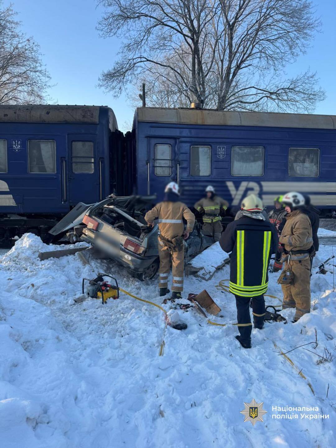 На Прикарпатті потяг протаранив авто: серед постраждалих – дитина. Фото