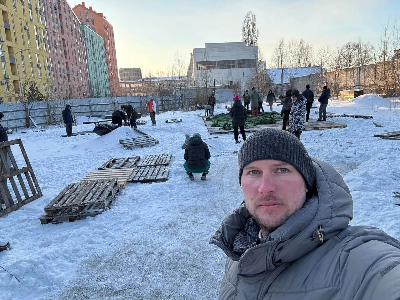 Кияни збираються на вечірки у дворах, запрошують до себе зігрітися і діляться лайфхаками: як столиця переживає блекаут