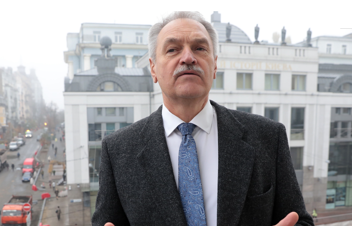 Гуляйте в темноте и молчите. Известный психиатр назвал неожиданный рецепт, как не сломаться без света