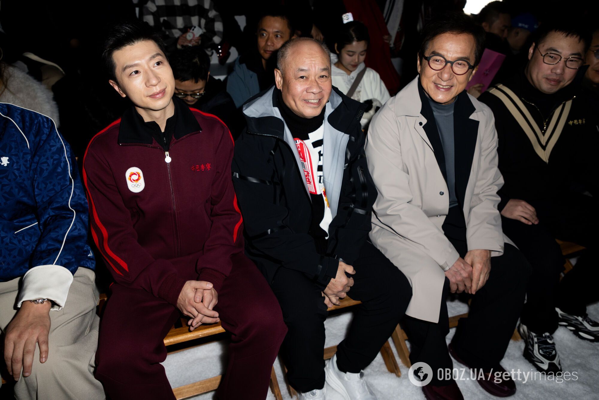 Типовий тато на святі: 71-річний Джекі Чан викликав фурор своїм виглядом на модному показі та розтопив серця шляхетним вчинком