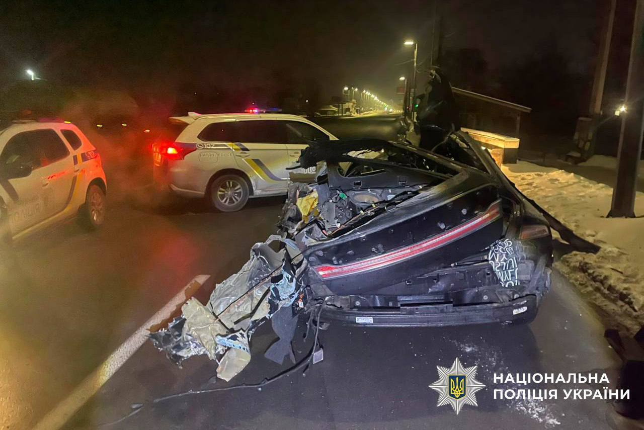 У Києві легковик на швидкості протаранив вантажівку: авто перетворилось на купу металу, є загиблий. Фото