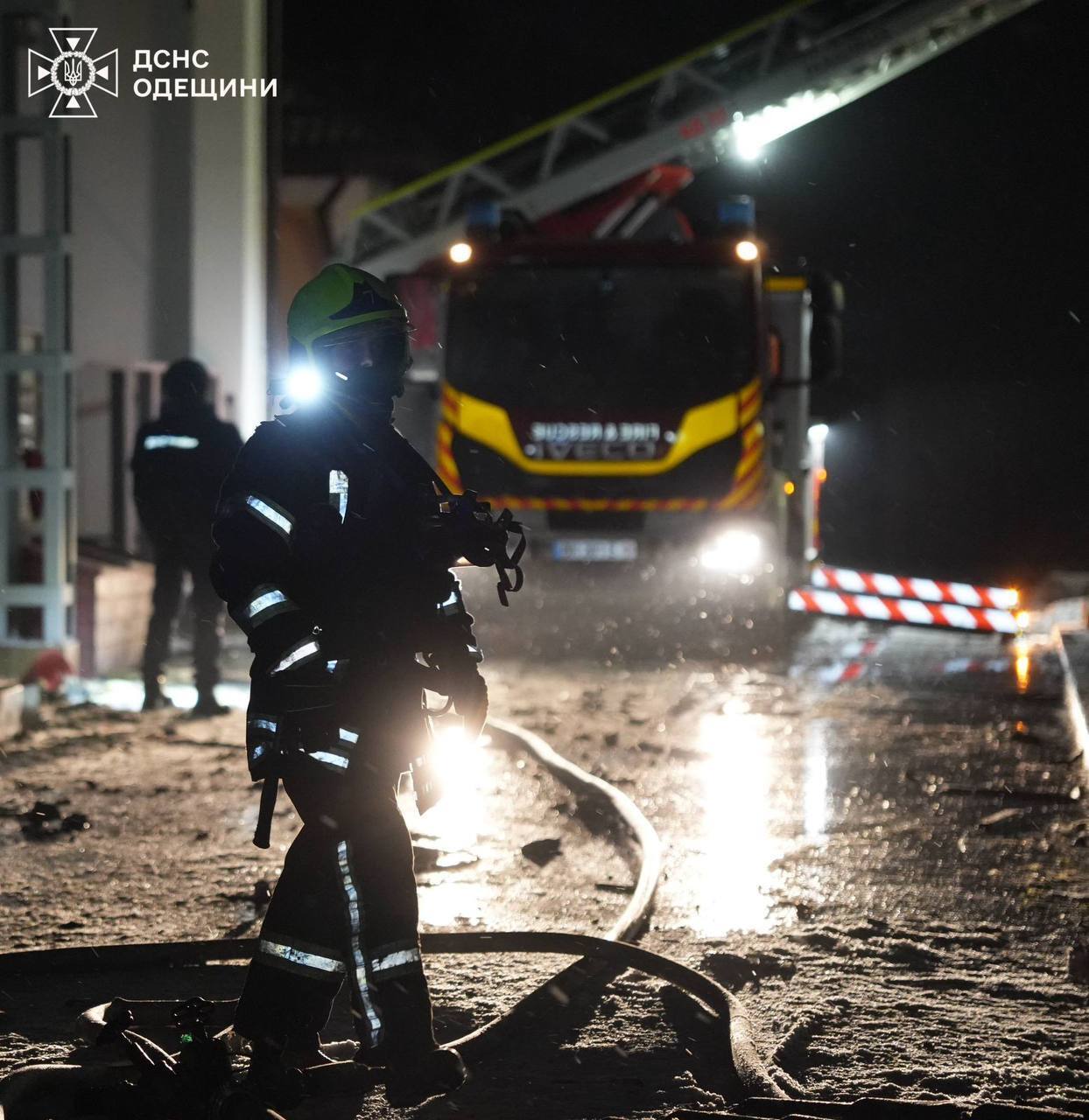 Оккупанты атаковали Одесскую область: один из дронов попал в многоэтажку, есть последствия. Фото и видео