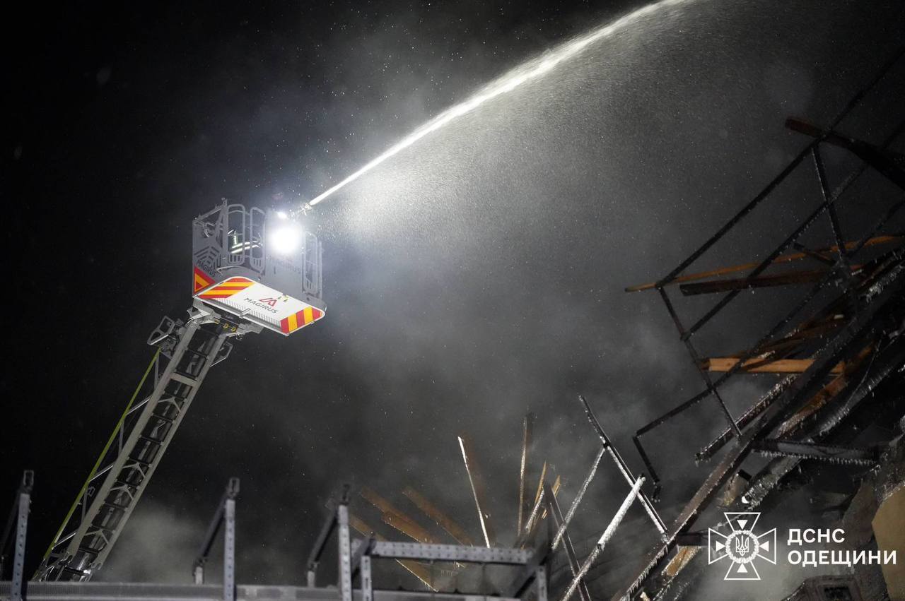 Оккупанты атаковали Одесскую область: один из дронов попал в многоэтажку, есть последствия. Фото и видео