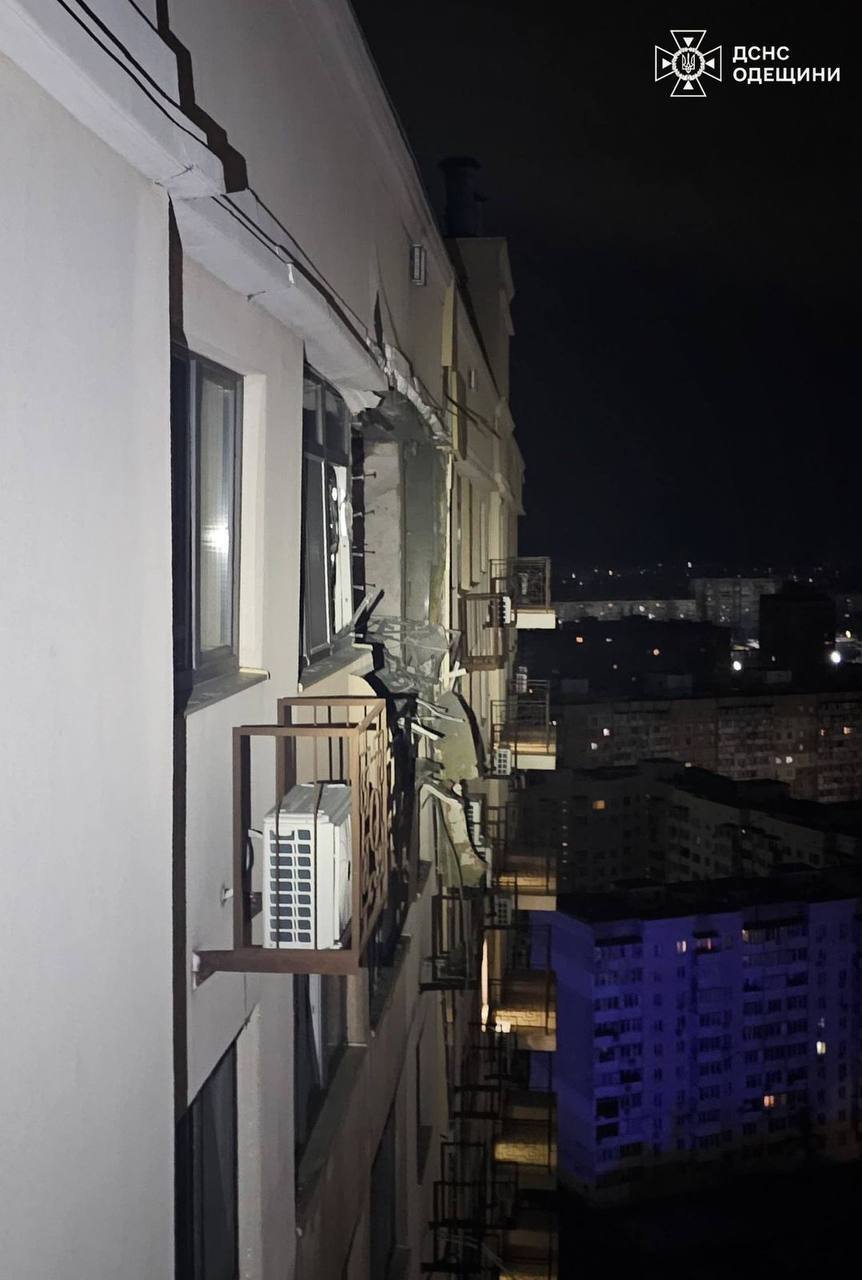 Оккупанты атаковали Одесскую область: один из дронов попал в многоэтажку, есть последствия. Фото и видео