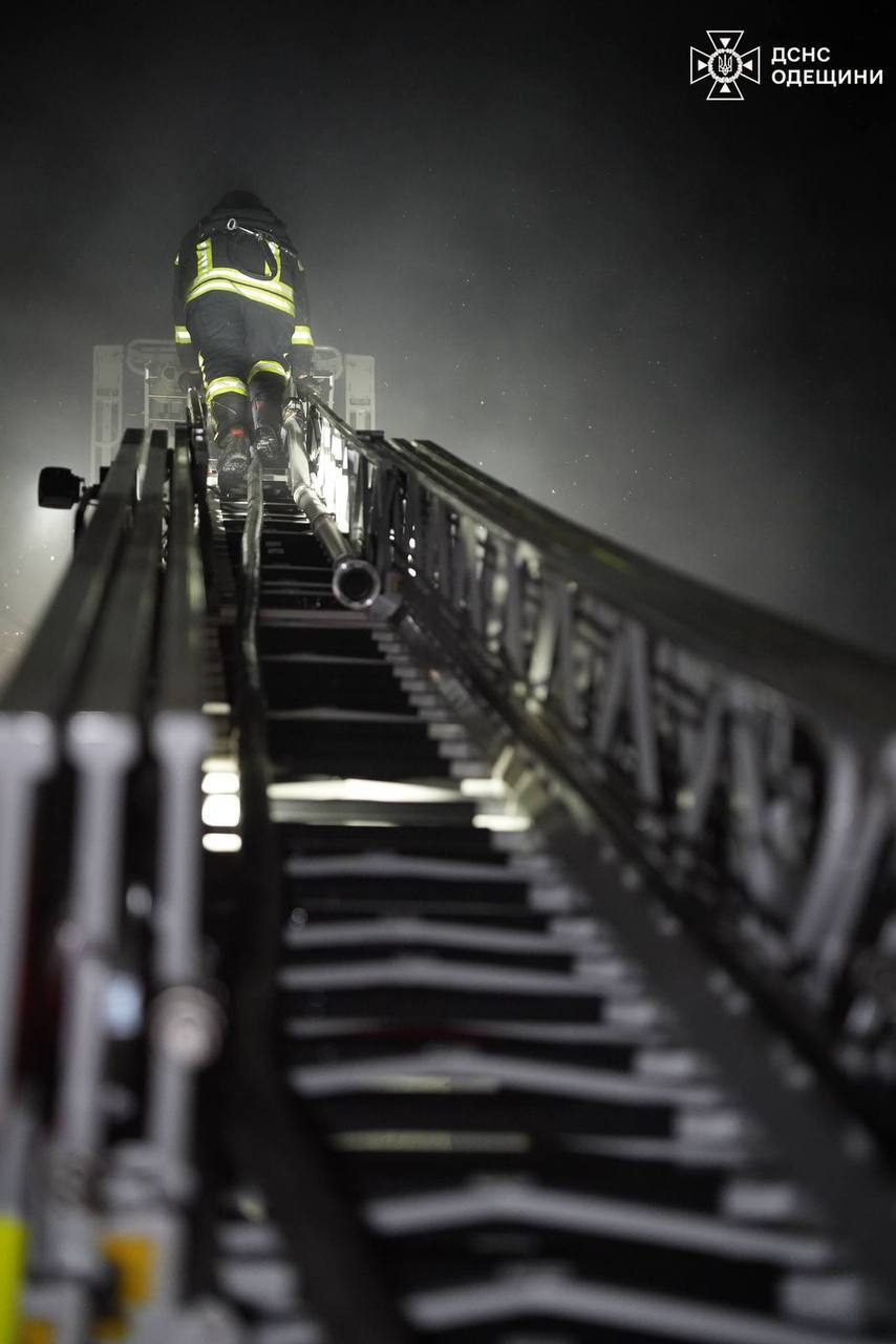 Оккупанты атаковали Одесскую область: один из дронов попал в многоэтажку, есть последствия. Фото и видео