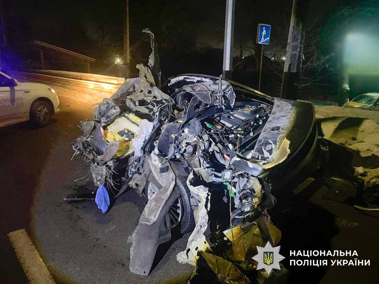У Києві легковик на швидкості протаранив вантажівку: авто перетворилось на купу металу, є загиблий. Фото