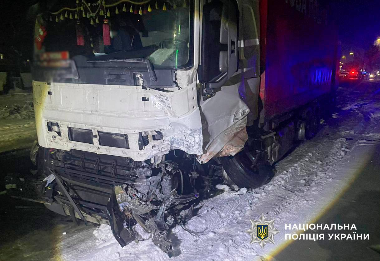 У Києві легковик на швидкості протаранив вантажівку: авто перетворилось на купу металу, є загиблий. Фото