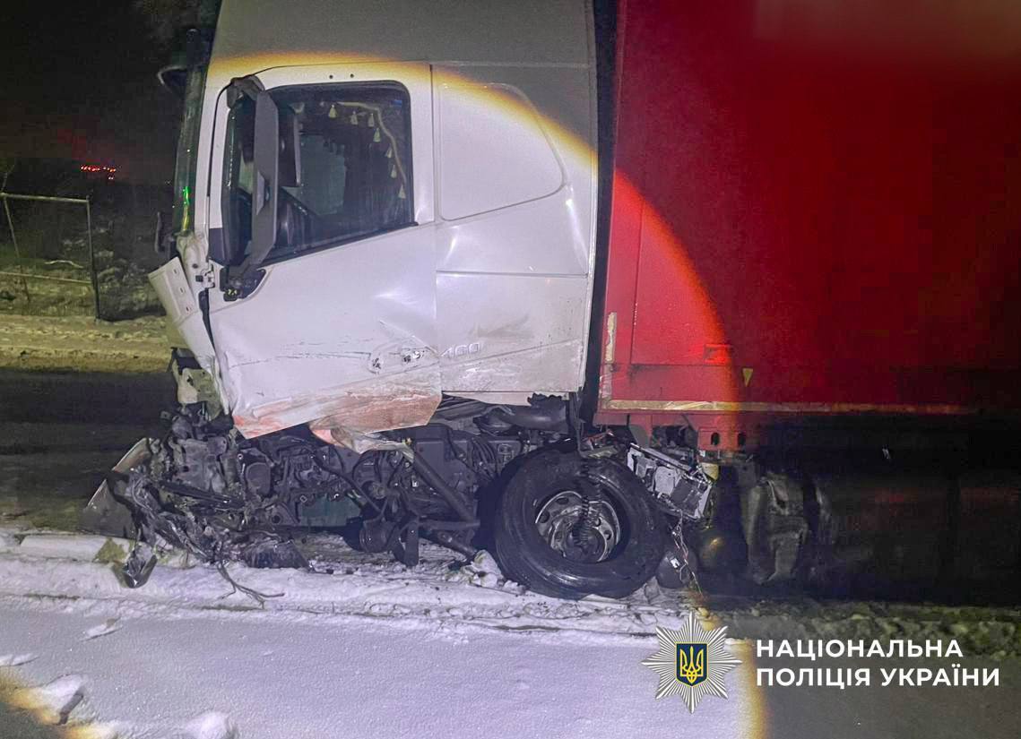 У Києві легковик на швидкості протаранив вантажівку: авто перетворилось на купу металу, є загиблий. Фото