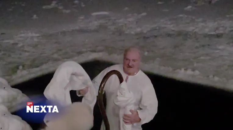 "Шукав картоплю?" 71-річний Лукашенко у супроводі собаки пірнув в ополонку і був висміяний. Відео