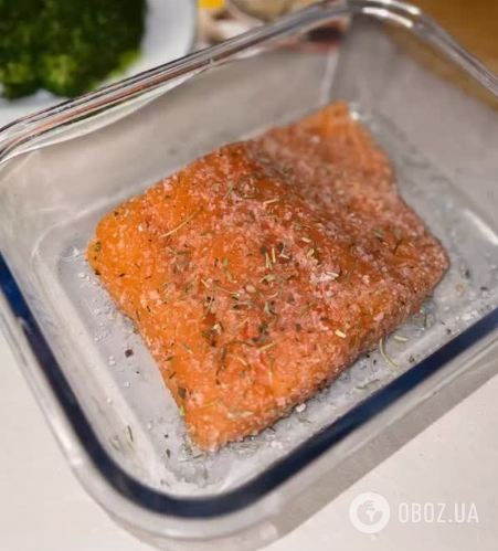 Як швидко засолити червону рибу вдома: лише цукор та сіль