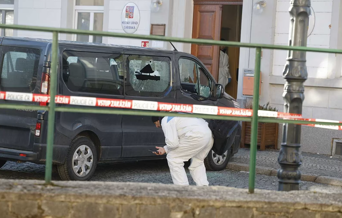 У Чехії сталась стрілянина в будівлі міськради: поранено мера, є загиблі. Фото