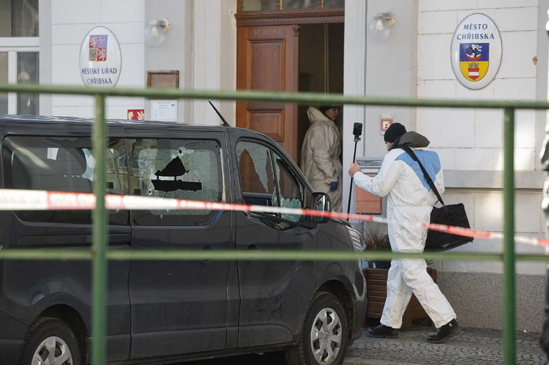 У Чехії сталась стрілянина в будівлі міськради: поранено мера, є загиблі. Фото