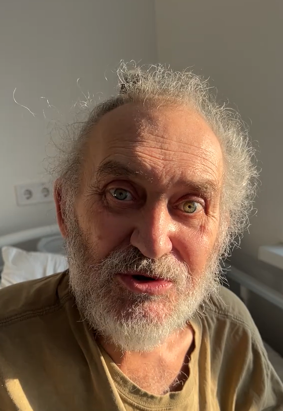 Не може стояти сам і 4 місяці лежить у лікарні: зʼявилися новини про стан казкаря Сашка Лірника, який пережив інсульт