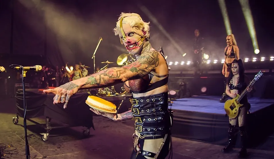 Барабанщик Rammstein швырнул торт россиянину в лицо во время новогоднего концерта. Эпическое видео