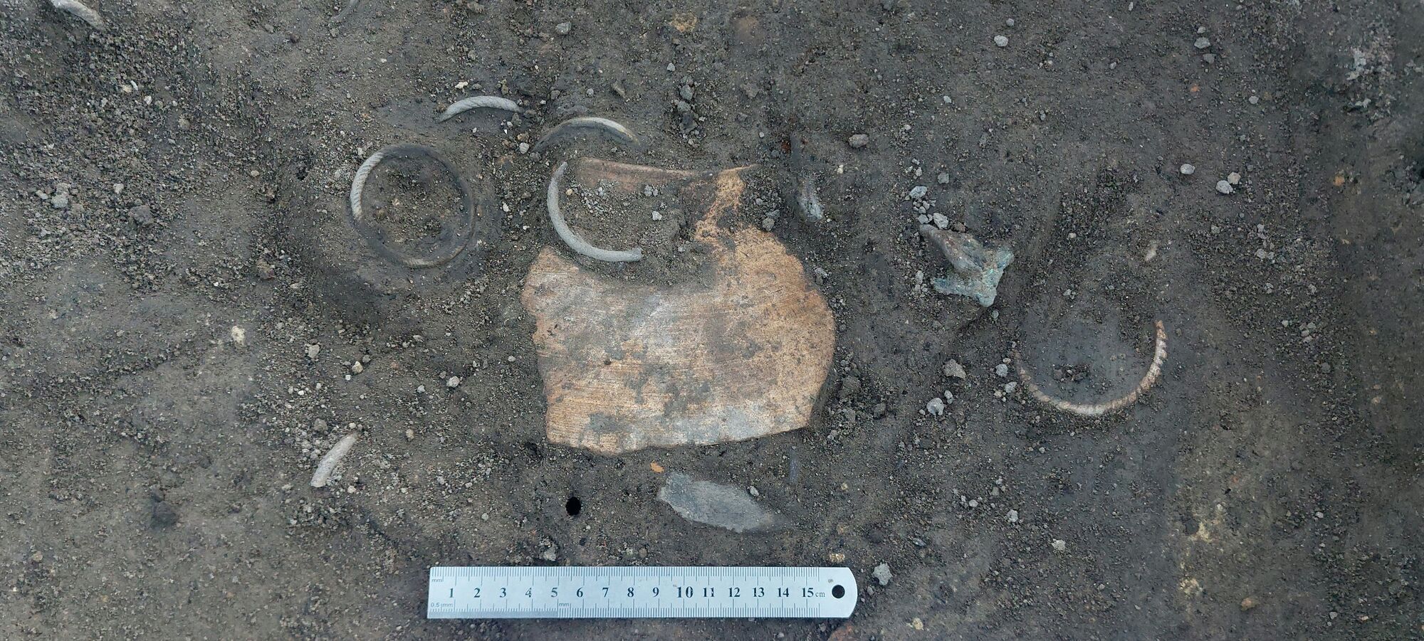 "Сокровища купца": на Волыни археологи нашли древние стеклянные браслеты. Фото