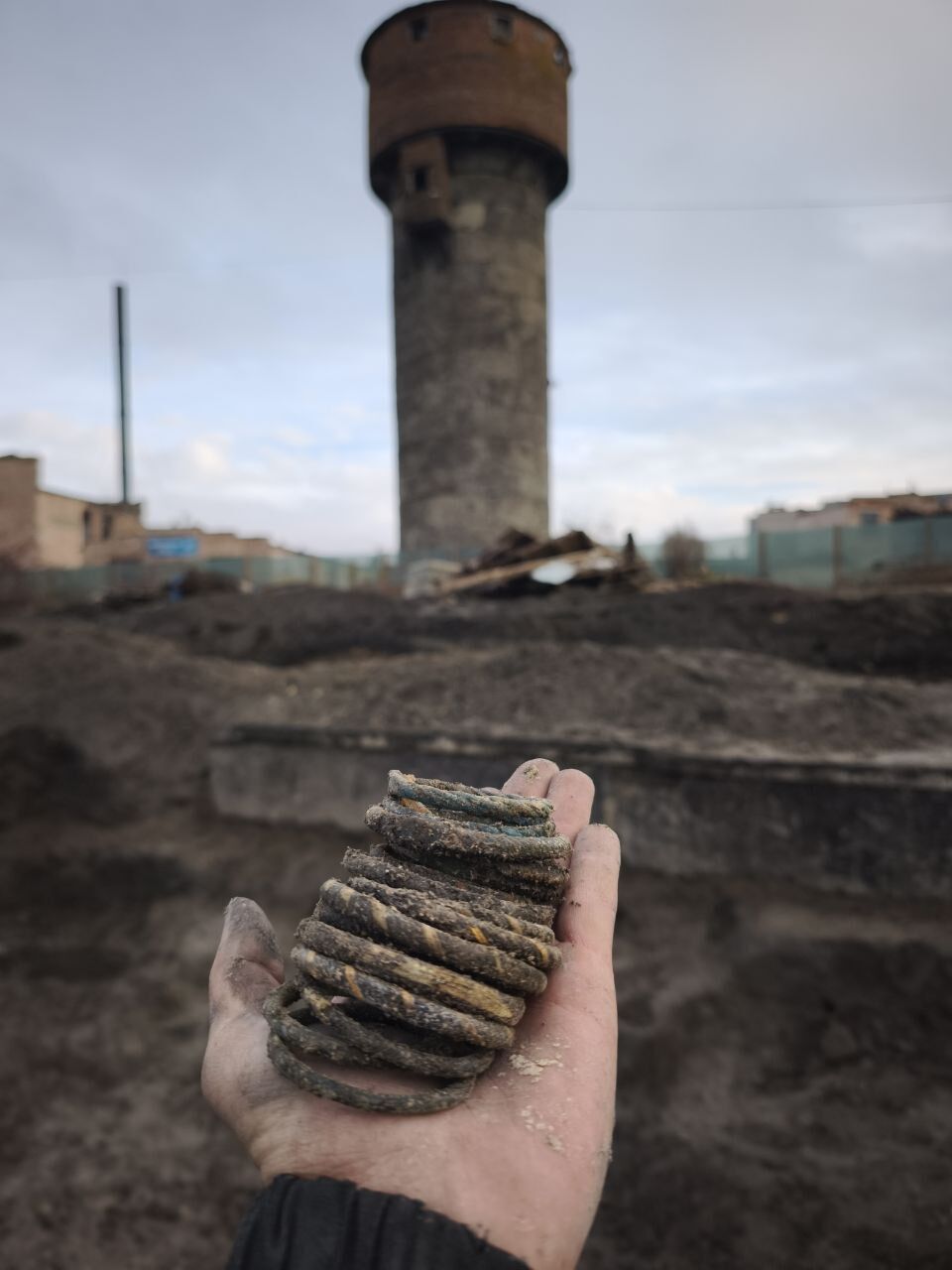 "Сокровища купца": на Волыни археологи нашли древние стеклянные браслеты. Фото