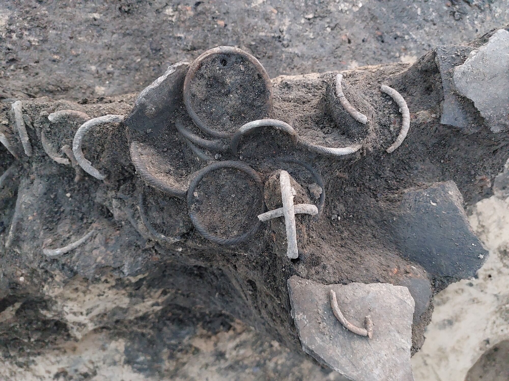 "Сокровища купца": на Волыни археологи нашли древние стеклянные браслеты. Фото