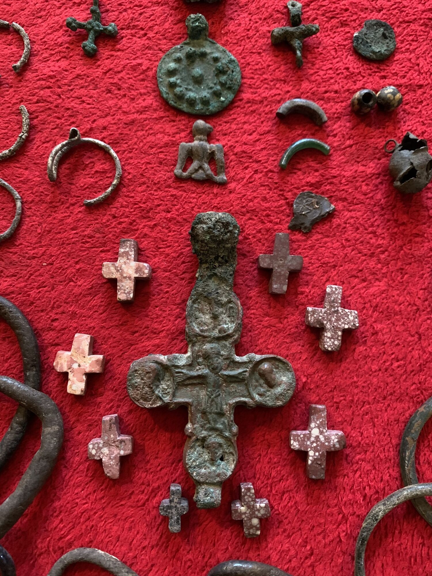 "Сокровища купца": на Волыни археологи нашли древние стеклянные браслеты. Фото